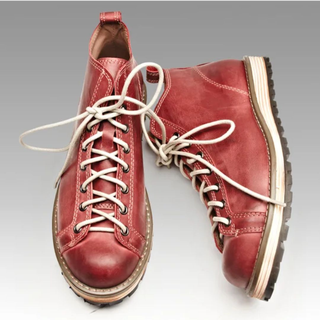 Rote Lederstiefel mit weißen Schnürsenkeln, rutschfeste Sohle, modische Damenstiefel.