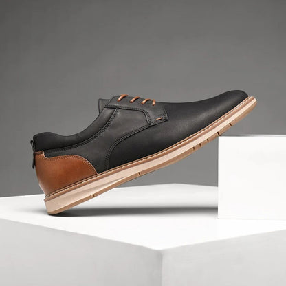 Schwarzer und brauner Herrenschuh aus Leder, elegantes Design, rutschfeste Sohle.