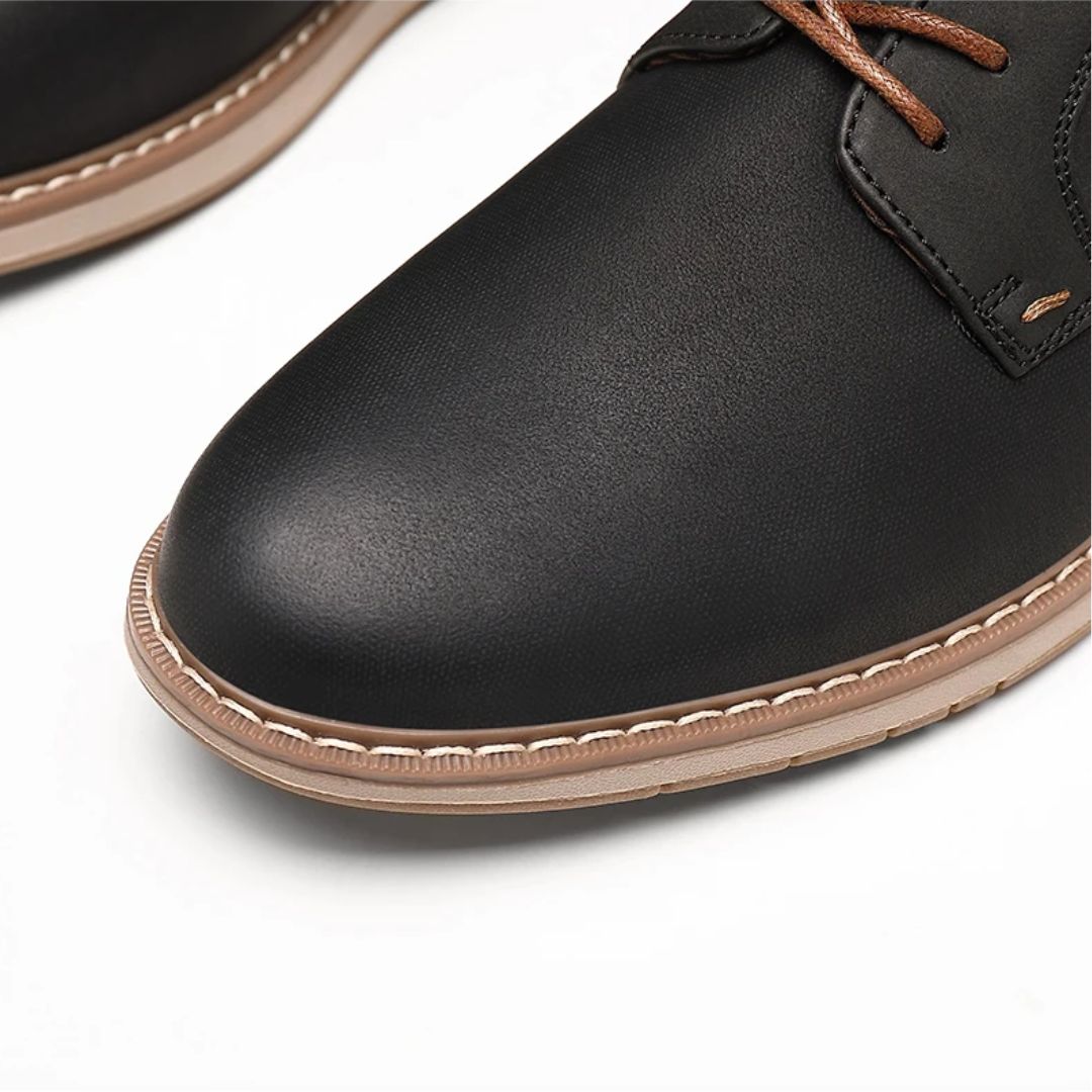 Schwarze Lederschuhe mit braunen Schnürsenkeln, Nahaufnahme, elegante Herrenschuhe.