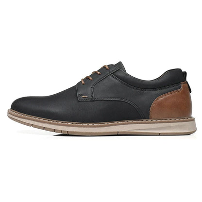 Schwarzer Herren-Ledersneaker mit braunen Akzenten, bequeme Freizeitschuhe, modisch.