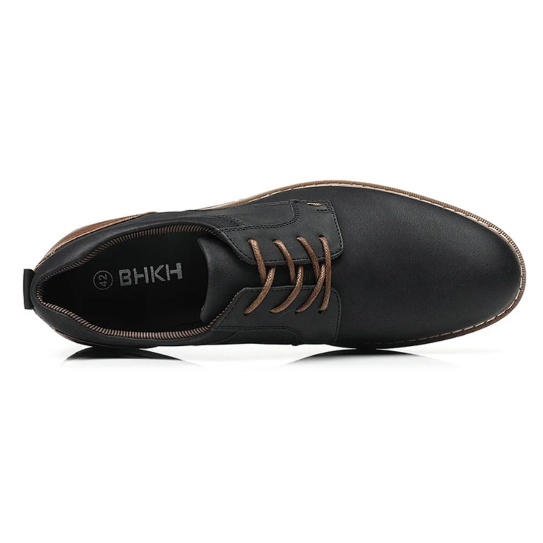 Schwarzer Lederschuh für Herren, elegantes Design, Schnürschuh, Business-Mode.