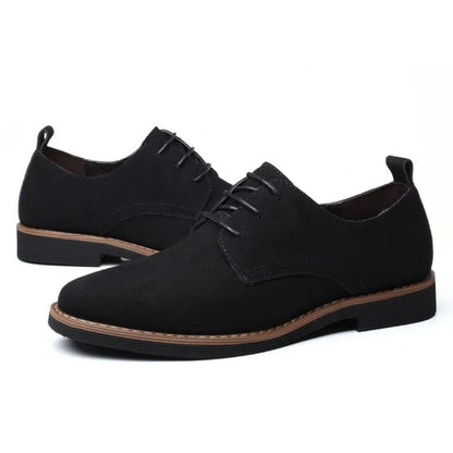 Schwarze Herren-Lederschnürschuhe, elegantes Design, rutschfeste Sohle, Business-Mode.