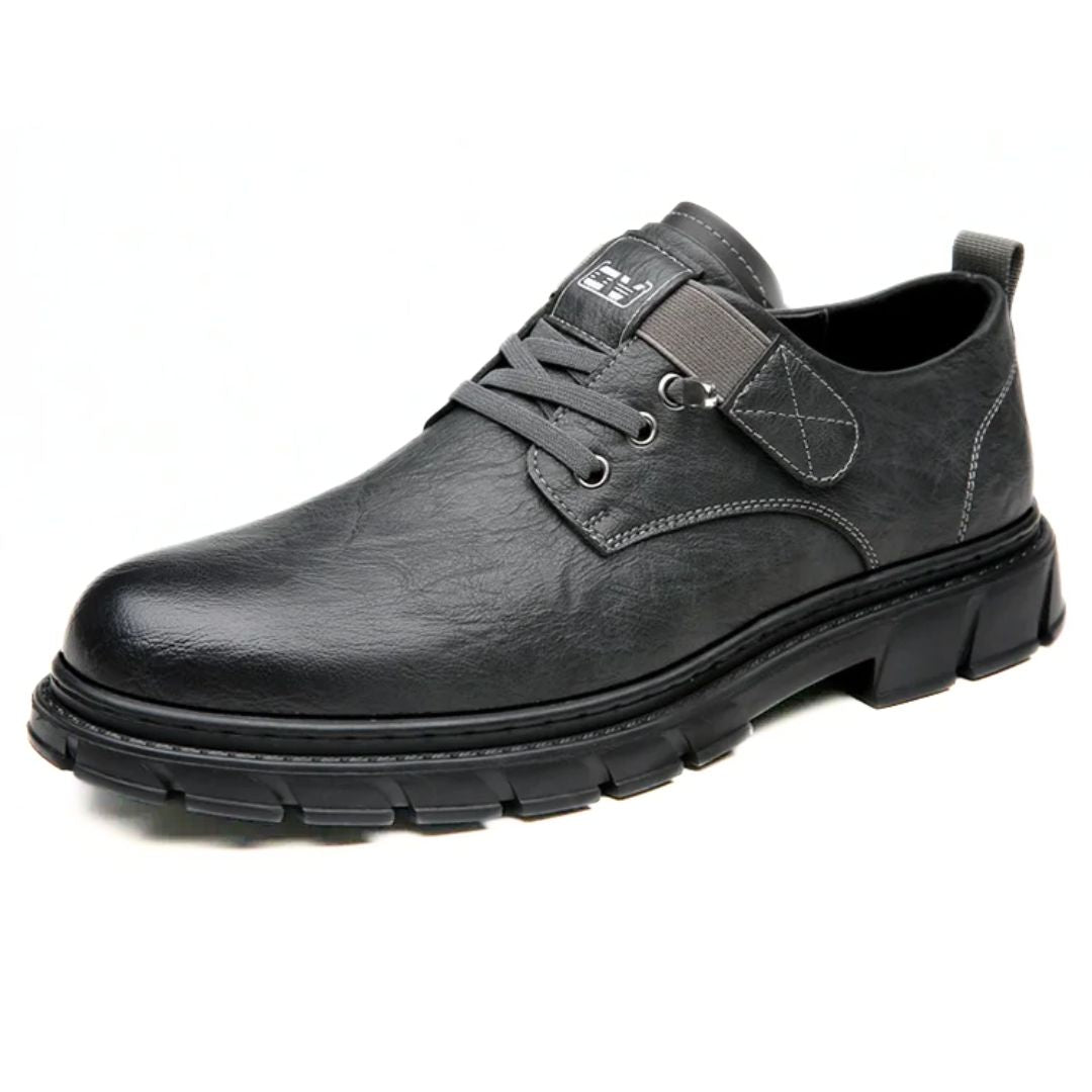 Schwarzer Herren-Lederschnürschuh, rutschfeste Sohle, elegantes Design, bequem, modisch.