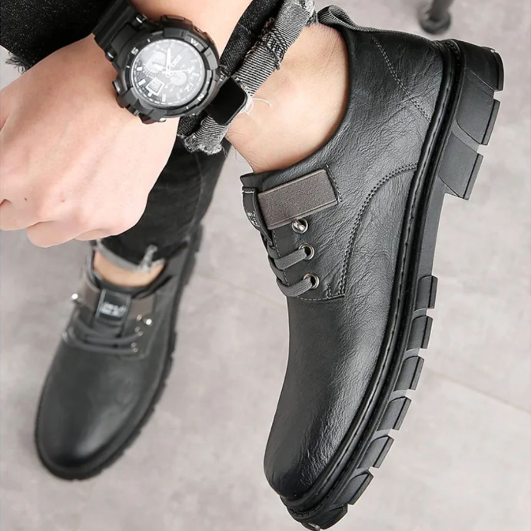 Schwarze Herrenschuhe aus Leder, modern, robust, mit Schnürung, ideal für Business und Freizeit.