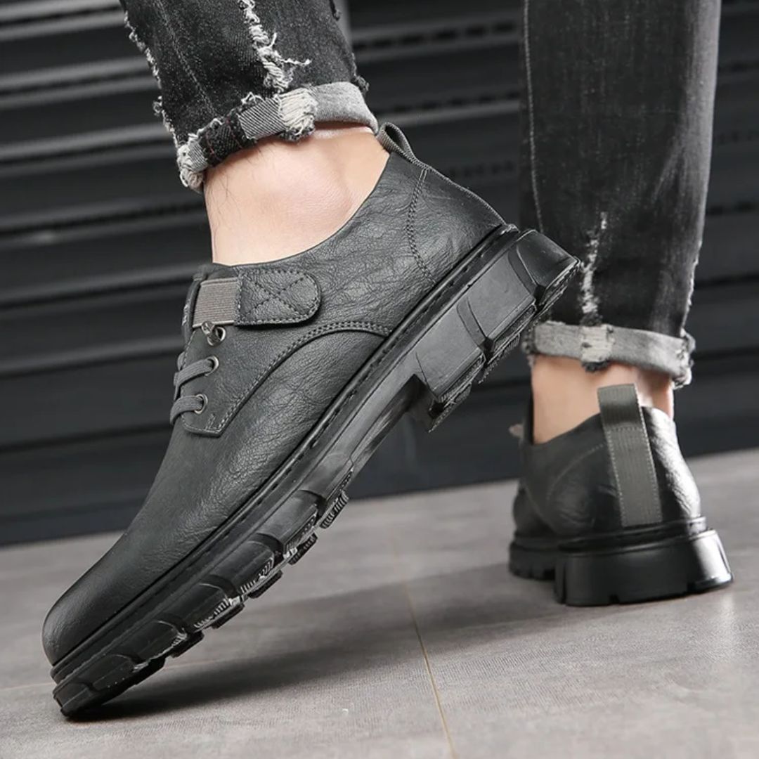 Schwarze Herrenschuhe aus Leder, rutschfeste Sohle, modisch, bequem, für Freizeitkleidung.