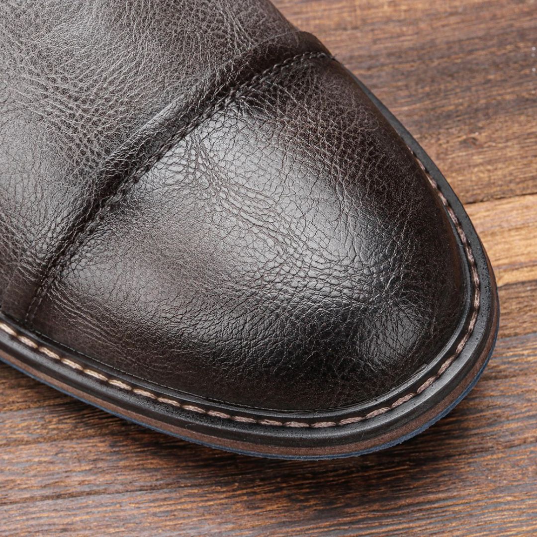 Nahaufnahme brauner Lederschuh, genarbte Textur, Holzhintergrund, Herrenschuhmode.