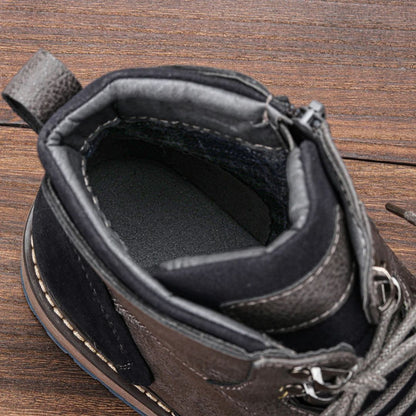 Schwarzer Lederstiefel mit Schnürung, Innenansicht, auf Holzhintergrund, Herrenmode.