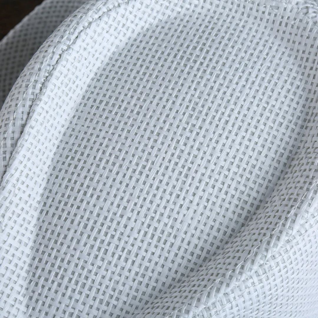 Weiße, gewebte Textilstruktur, Nahaufnahme, atmungsaktives Material, Stoffdetail.
