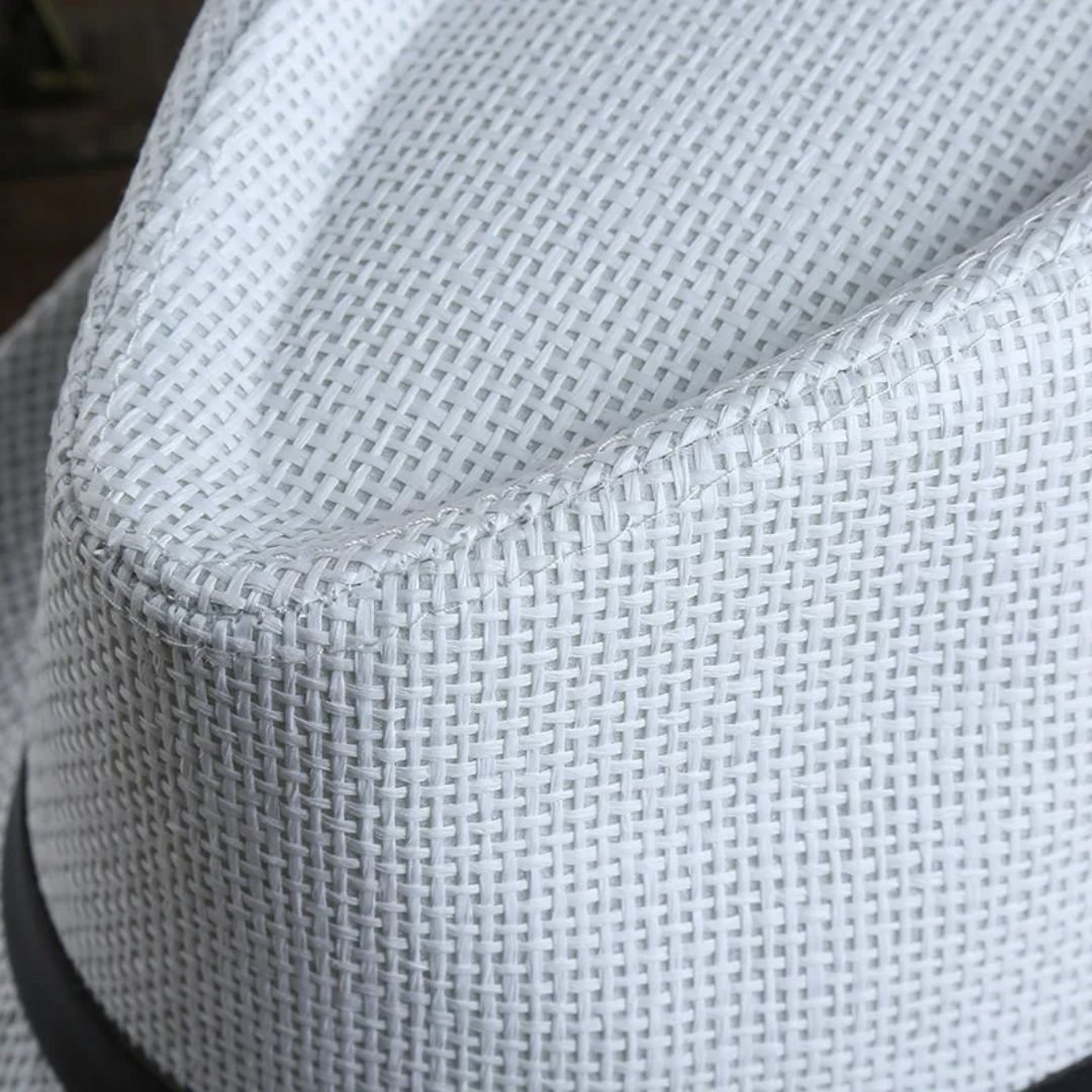 Weißer Strohhut mit schwarzem Band, elegantes Sommeraccessoire, atmungsaktiv und stilvoll.