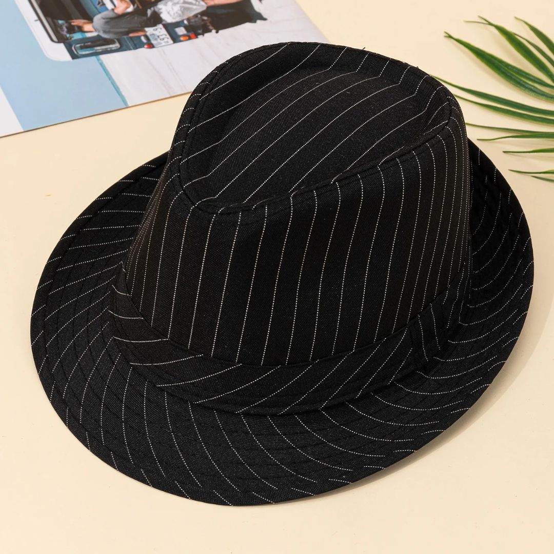 Schwarzer Nadelstreifen-Fedora-Hut aus Stoff auf beigem Hintergrund.