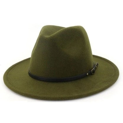 Olivgrüner Filzhut mit schwarzem Lederband, klassischer Fedora-Stil, modisches Accessoire.