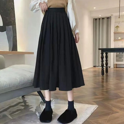 Damenmode: Schwarzer Faltenrock, knöchellang, elegantes Design, ideal für Herbstmode.