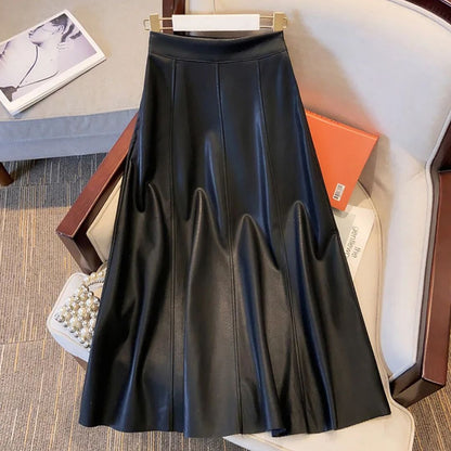 Schwarzer Lederrock, A-Linie, knielang, elegantes Design, Damenmode, Wohnzimmer-Hintergrund.