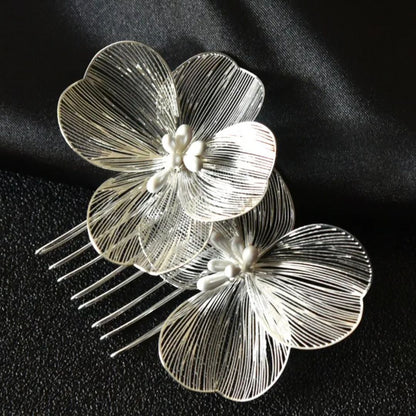 Silberne Haarklammer mit Blumenmotiv, elegantes Accessoire, Hochzeitsschmuck, Damenmode.