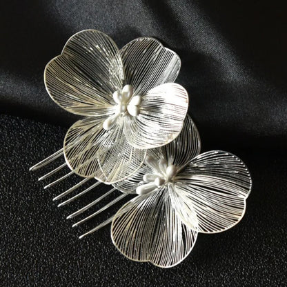 Silberne Haarspange mit Blumenmotiv, elegantes Accessoire, Hochzeitsschmuck, Damenmode.