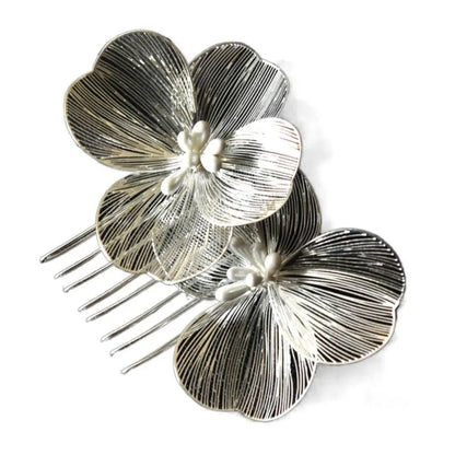 Silberne Haarspange mit Blumenmotiv, elegantes Accessoire, Hochzeitsschmuck, Damenmode.