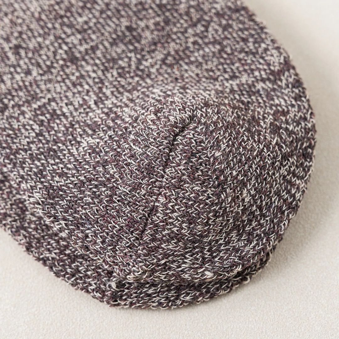 Braune Stricksocke aus Baumwolle, Nahaufnahme, weiches Material, gemütliche Wintermode.