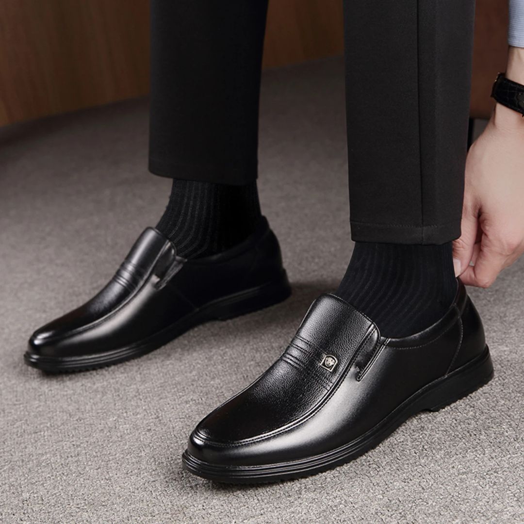 Schwarze Herren-Lederslipper, elegant, rutschfest, ideal für Business und Freizeit.