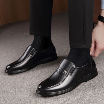 Schwarze Herren-Lederslipper, elegant, rutschfest, ideal für Business und Freizeit.