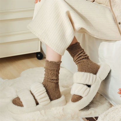 Flauschige Hausschuhe Damen, cremeweiß, mit braunen Socken, gemütlich, warm, Wintermode.
