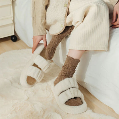 Flauschige weiße Hausschuhe, Damenmode, gemütlich, warm, Winter, auf Teppich, beige Kleidung.