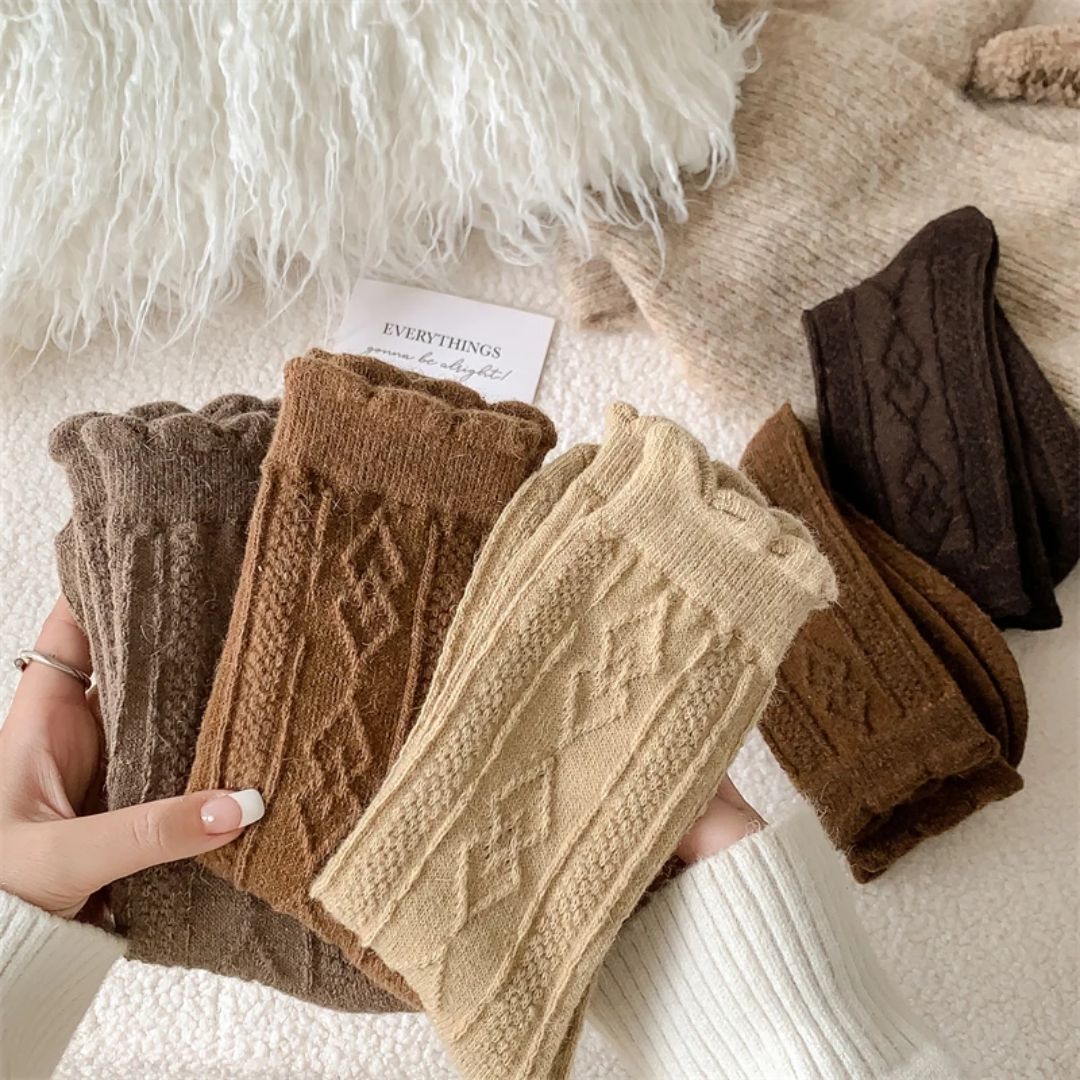 Damenstrickstulpen, beige und braun, Zopfmuster, warm, modisch, Herbst-Winter-Accessoire.