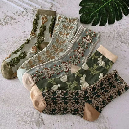 Fünf Paar bestickte Socken, grün und beige, florales Design, Baumwolle, Damenmode.