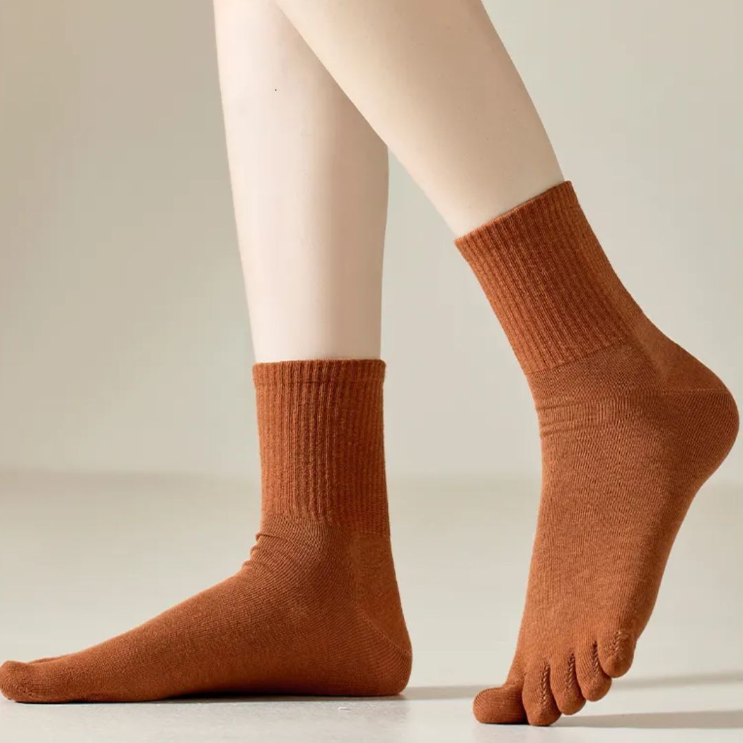 Braune Zehensocken aus Baumwolle, bequem, atmungsaktiv, ideal für Alltag und Sport.