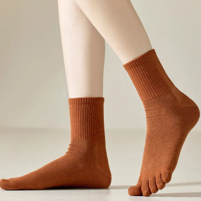 Braune Zehensocken aus Baumwolle, bequem, atmungsaktiv, ideal für Alltag und Sport.