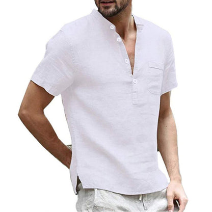 Weißes Herrenhemd aus Leinen, kurzärmelig, Stehkragen, Sommermode, lässig.