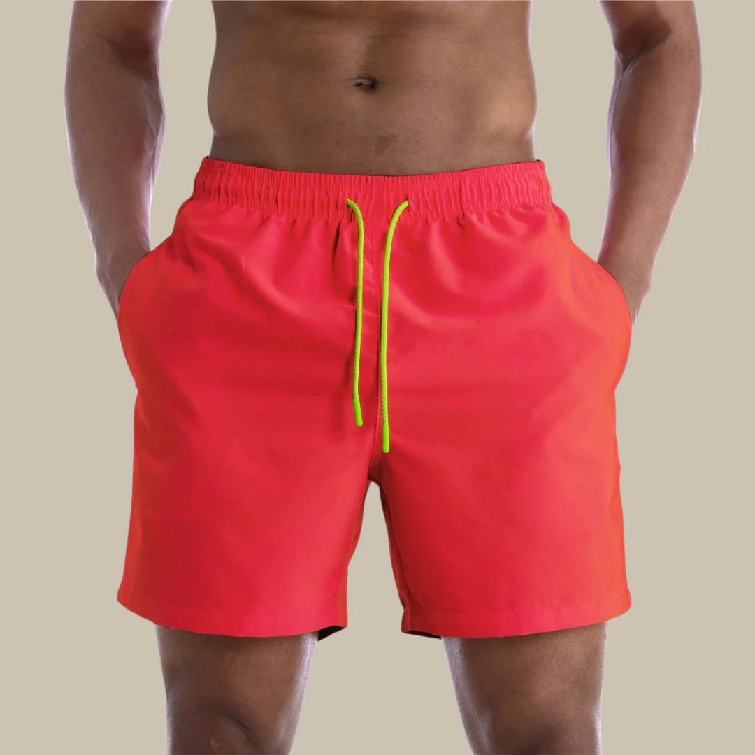 Rote Herren-Badeshorts mit gelbem Kordelzug, ideal für Sommer und Strand.