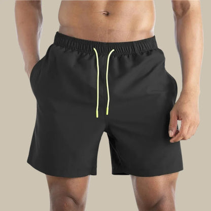 Schwarze Herren-Shorts mit gelbem Kordelzug, bequem, sportlich, ideal für Fitness und Freizeit.
