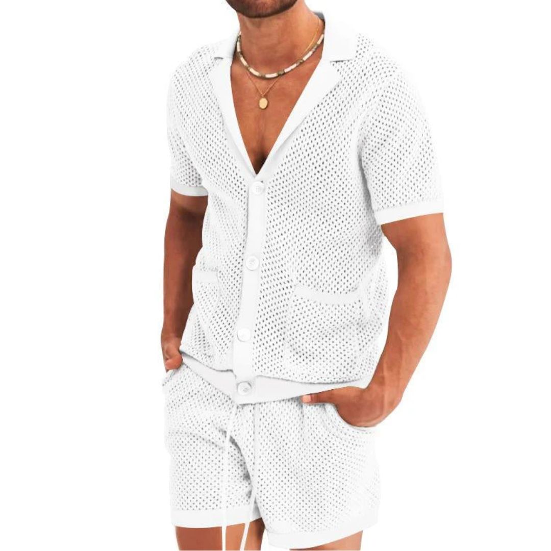 Mann in weißem Strick-Set, Hemd und Shorts, Sommermode, lässiger Stil, Herrenbekleidung.