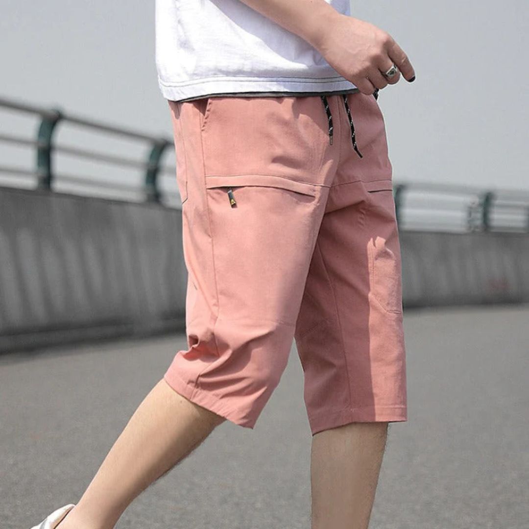 Mann in rosa Cargoshorts aus Baumwolle, lässiger Stil, ideal für Sommermode.
