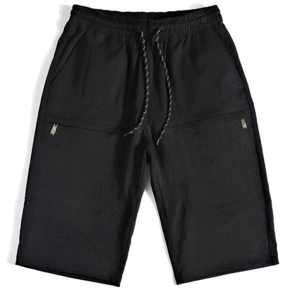 Schwarze Herren-Shorts aus Baumwolle mit Kordelzug, Taschen, sportlich, bequem.