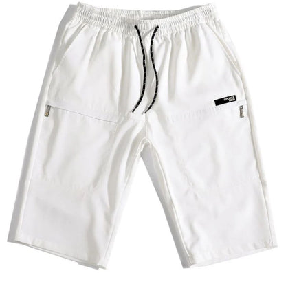 Weiße Herren-Shorts mit Kordelzug, Reißverschlusstaschen, sportlich, bequem, Sommermode.