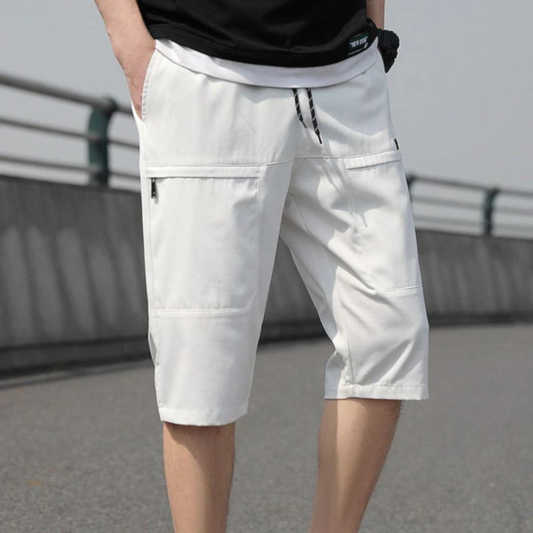 Weiße Herren-Shorts, knielang, mit Taschen, ideal für Sommermode und Freizeitkleidung.