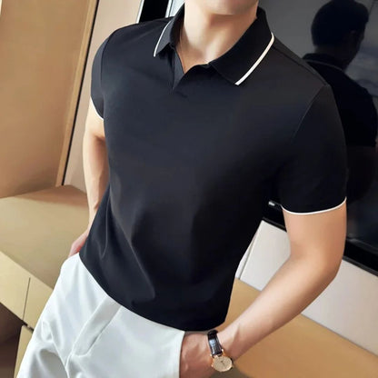 Mann in schwarzem Polohemd mit weißen Akzenten, moderne Herrenmode, eleganter Freizeitlook.