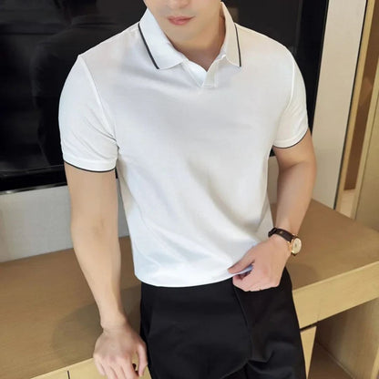 Mann in weißem Polohemd, schwarze Hose, eleganter Look, Freizeitmode, Herrenbekleidung.