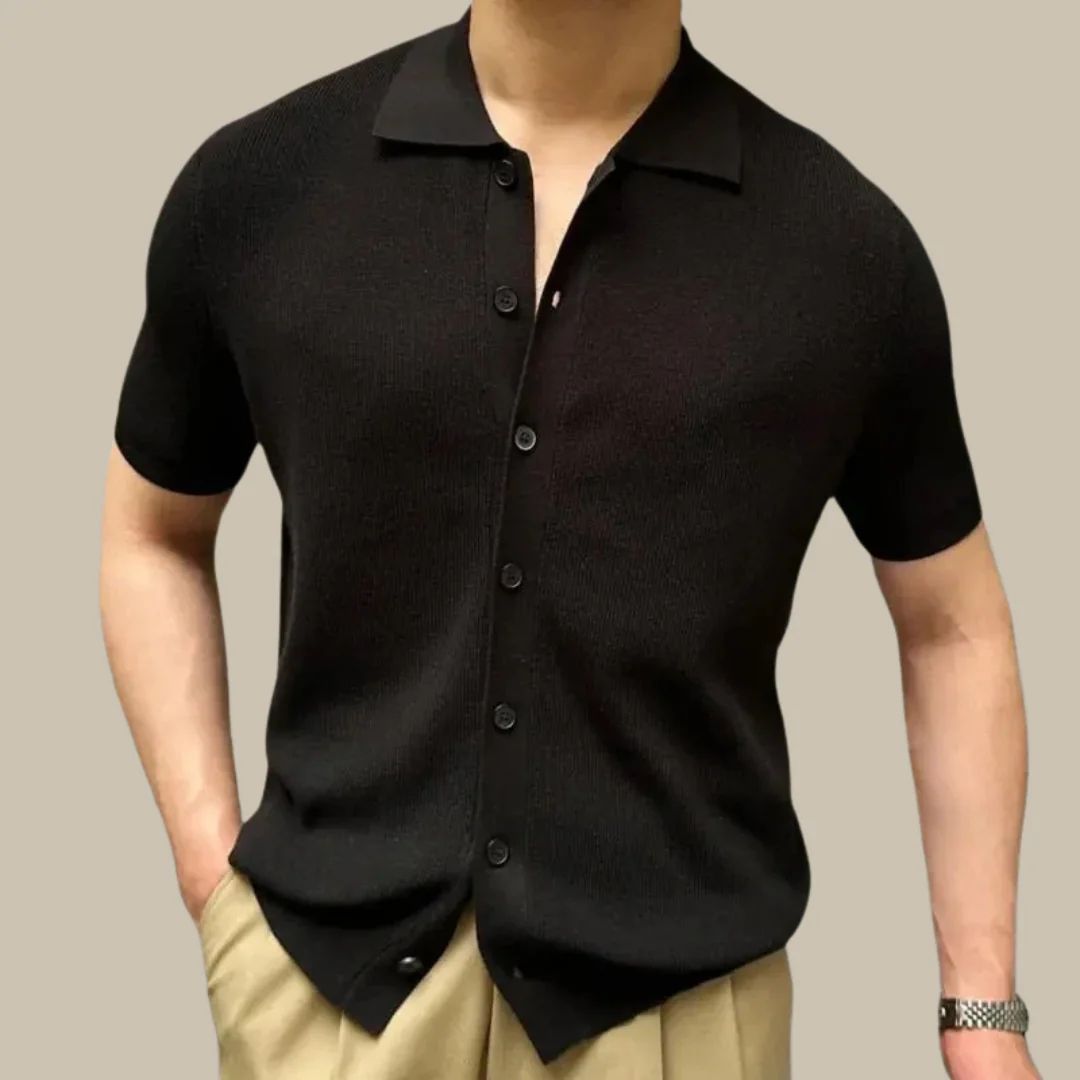 Schwarzes Herren-Poloshirt, kurzärmelig, Knopfleiste, eleganter Freizeitstil.