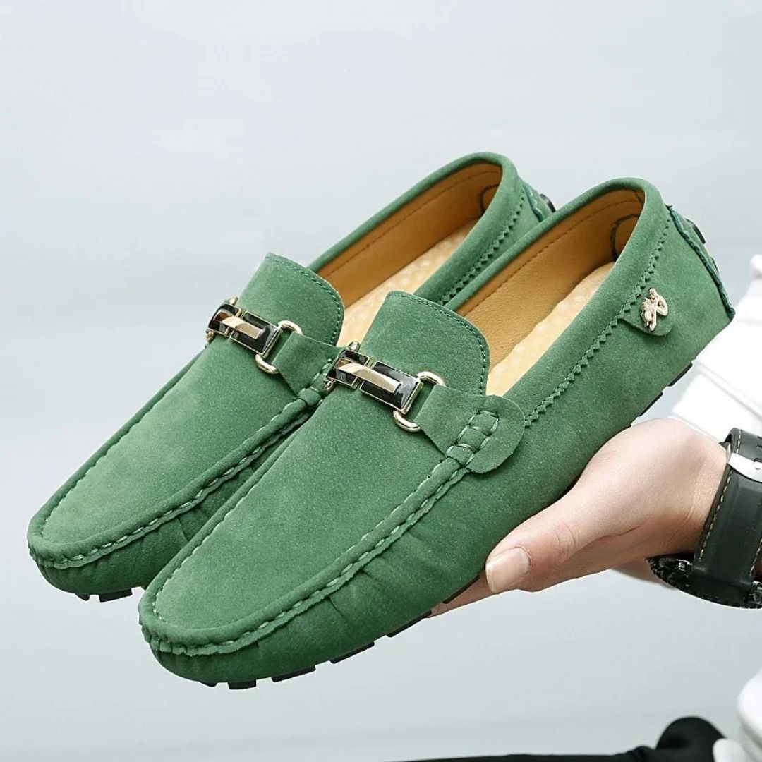 Grüne Wildleder-Mokassins mit Metallschnalle, Herrenmode, eleganter Freizeitschuh.
