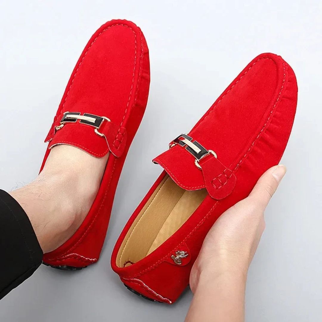 Rote Herren-Mokassins aus Wildleder mit Metallschnalle, stilvolle Freizeitschuhe.