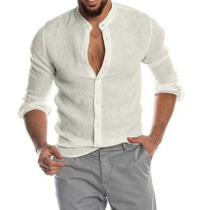 Mann in weißem Leinenhemd mit Stehkragen und grauer Hose, modisch, lässig, Herrenmode.