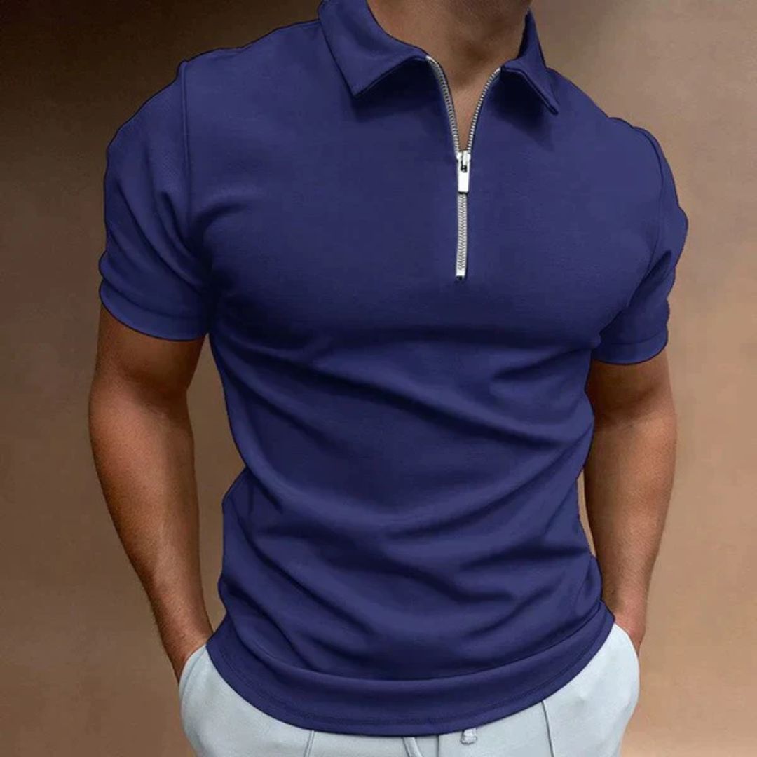 Mann in dunkelblauem Poloshirt mit Reißverschluss, kurzärmelig, modisch, Freizeitkleidung.