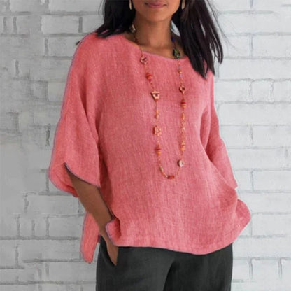 Frau in rosa Leinenbluse vor weißer Ziegelwand, modisch, lässig, Damenmode.