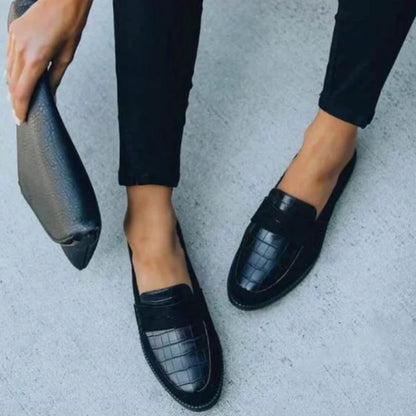 Schwarze Damen-Loafer aus Leder mit Krokodilprägung, elegante Schuhe, modisch, bequem.