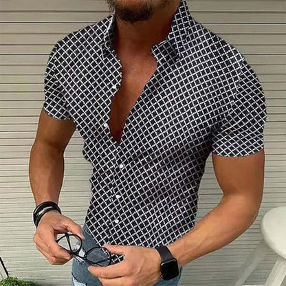 Mann in schwarz-weiß kariertem Hemd, kurzärmelig, modisch, Sommermode, Accessoires.