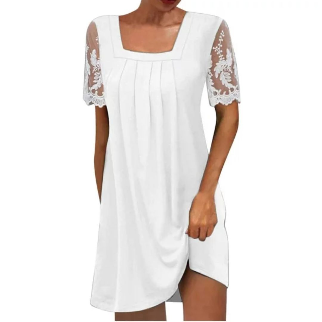 Frau in weißem Sommerkleid mit Spitzenärmeln, quadratischer Ausschnitt, elegant, modisch.