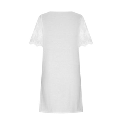 Weiße Damenbluse mit Spitzenärmeln, Rückansicht, Baumwolle, elegant, modisch, Sommerkleidung.