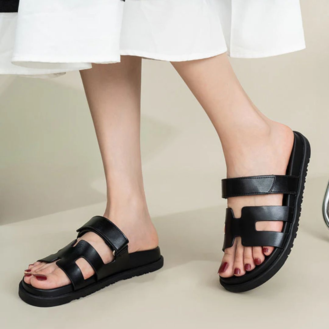 Schwarze Damen-Sandalen, Leder, flach, bequem, modisch, Sommer, rutschfest, elegant.